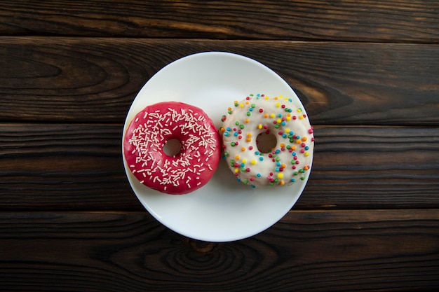 donut fresco en plato blanco