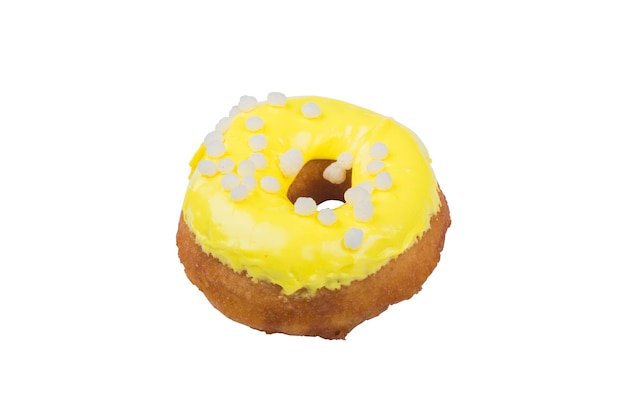 Donut con glaseado amarillo aislado sobre fondo blanco.