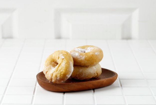 Donut con glaseado de azúcar en placa de madera