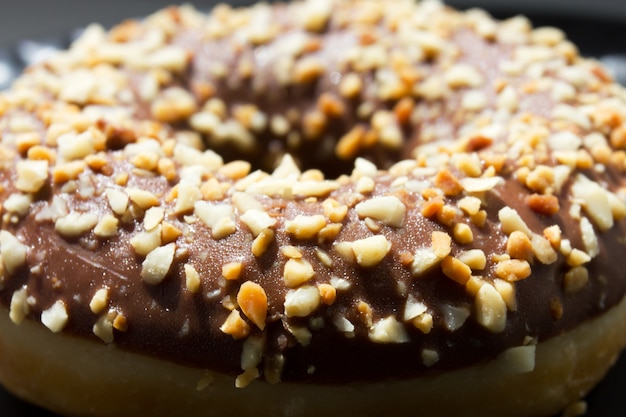 Donut con glaseado de chocolate y nueces