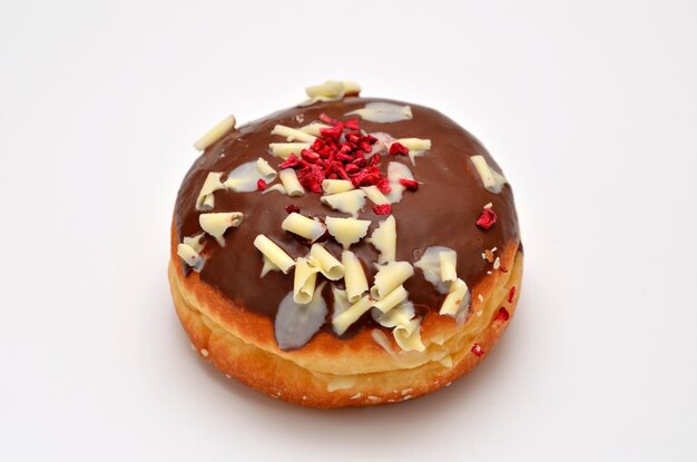 Donut en glaseado de chocolate en un primer plano de fondo blanco