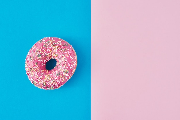 Donut glaseado en colores de fondo