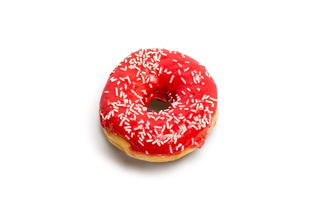 Donut con glaseado rojo aislado