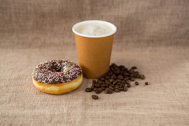 Donut, granos de café y café.