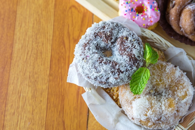 Donut in einem Weidenkorb