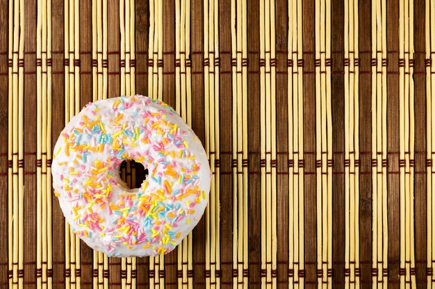 Donut in weißer Glasur. Gestaltungselement