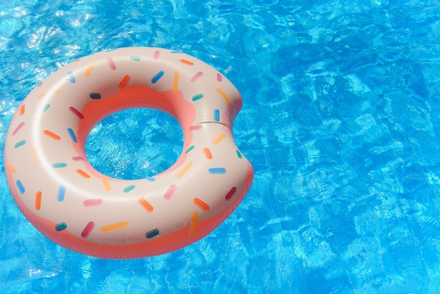 Donut inflable flotando en la piscina