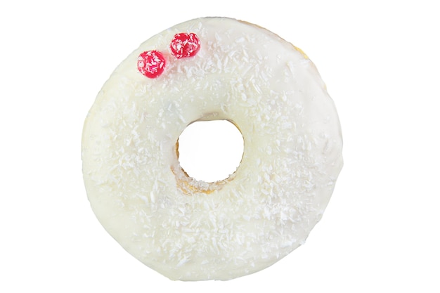 Donut isolado com lascas de coco, frutas vermelhas e glacê branco em uma pilha. Fotografado por empilhamento.