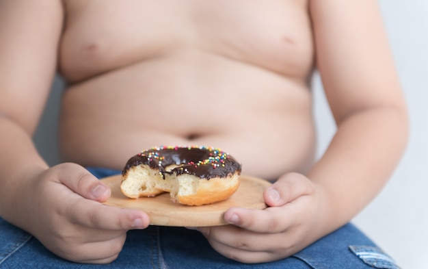 donut en la mano obeso gordo.