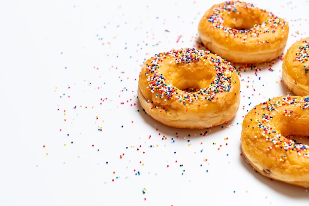 Donut mit bunten Streuseln