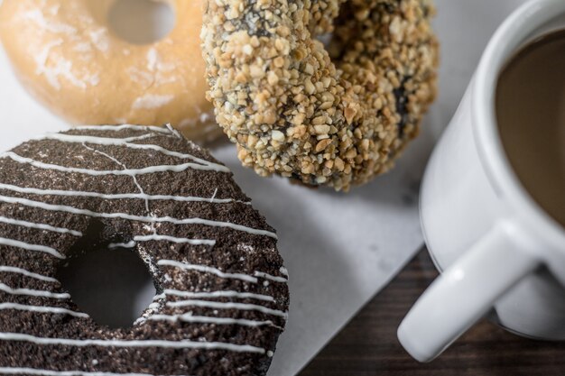 Donut mit Kaffee auf einem Holztisch.