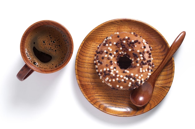 Donut mit Schokokugeln und Kaffee