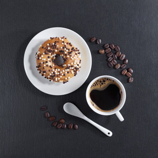 Donut mit Schokolade und Kaffee