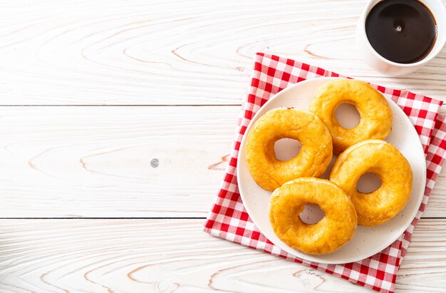 Donut mit schwarzem Kaffee