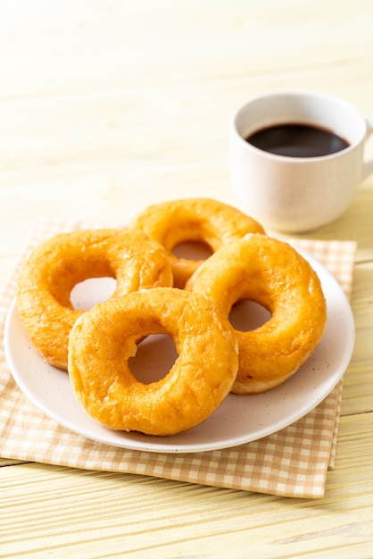 Donut mit schwarzem Kaffee