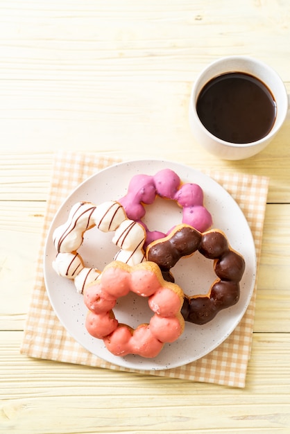 Donut mit schwarzem Kaffee