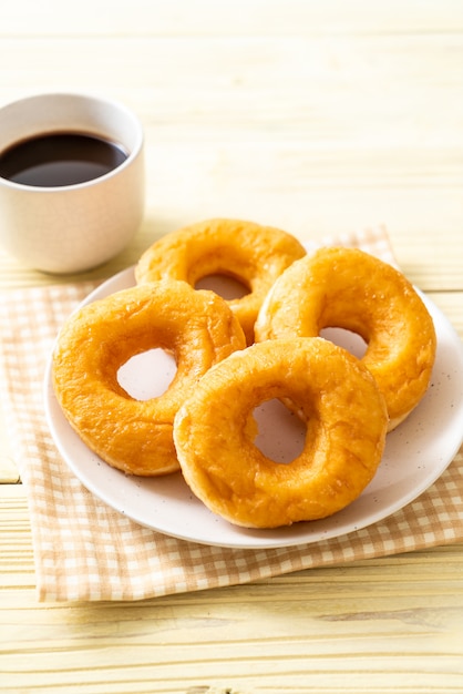 Donut mit schwarzem Kaffee