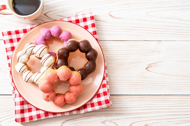 Foto donut mit schwarzem kaffee