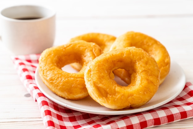 Donut mit schwarzem Kaffee