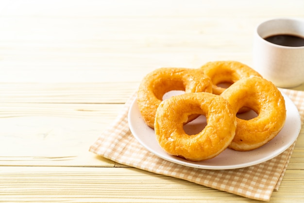 Donut mit schwarzem Kaffee