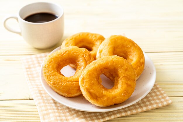 Donut mit schwarzem Kaffee