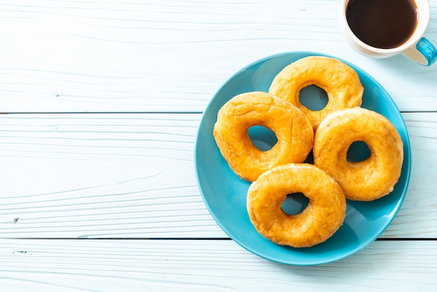 Donut mit schwarzem Kaffee