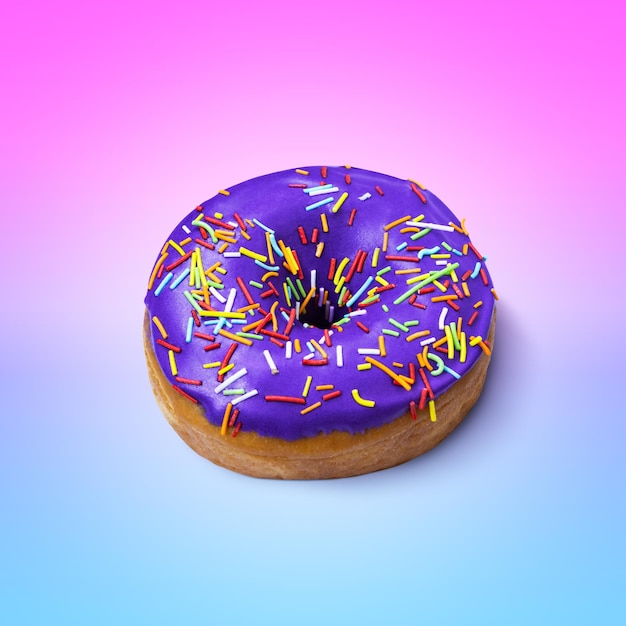 Donut mit violetter Glasur und Zuckerglasur auf rosa und blauem Hintergrund mit Farbverlauf. Mode-Minimalismus-Stil. Flache Ansicht