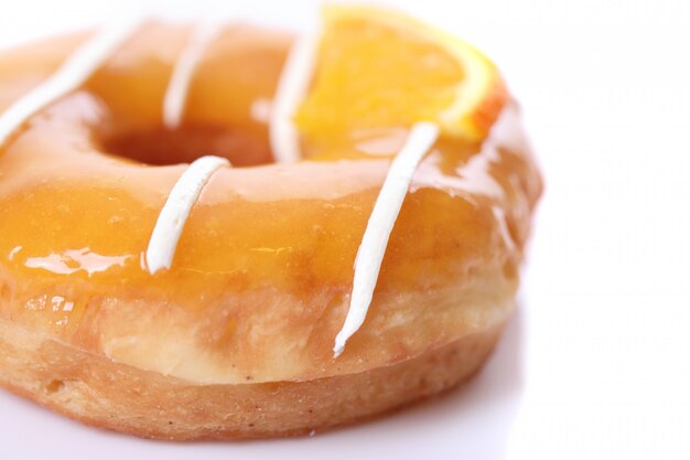 Donut naranja aislado en blanco