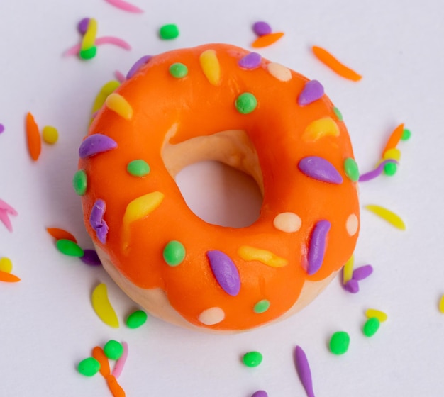 donut naranja hecho con plastilina