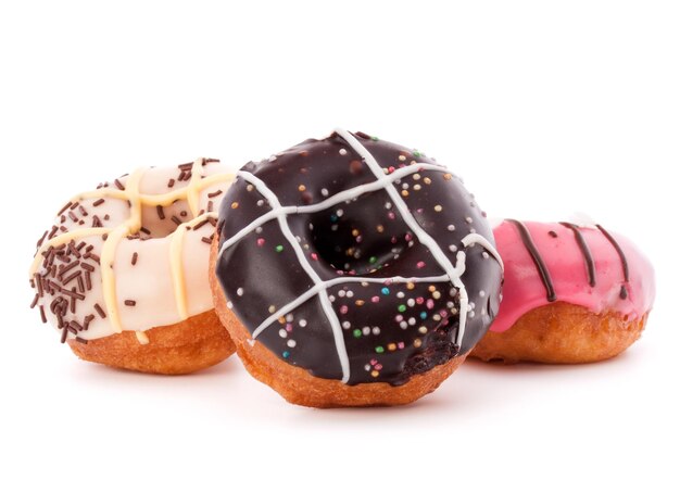 Foto donut oder donut isoliert auf weißem hintergrundausschnitt