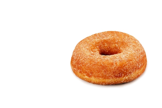 Donut ou donut coberto de pão de açúcar em fundo branco com espaço para comida de sobremesa de texto