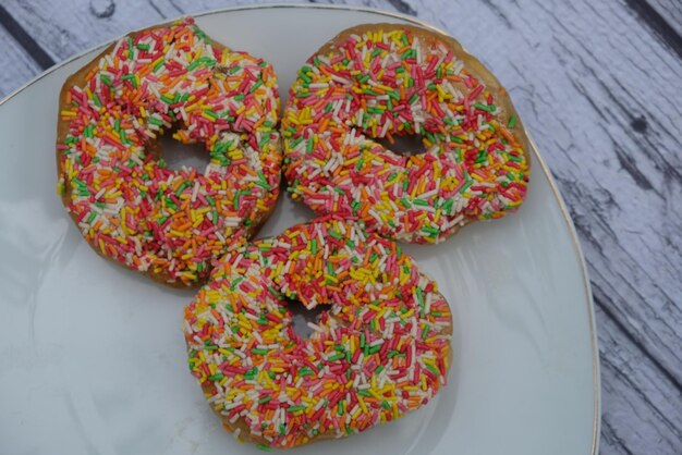 donut ou donut é um tipo de alimento feito de massa frita fermentada. rosquinhas polvilhadas com colorido.