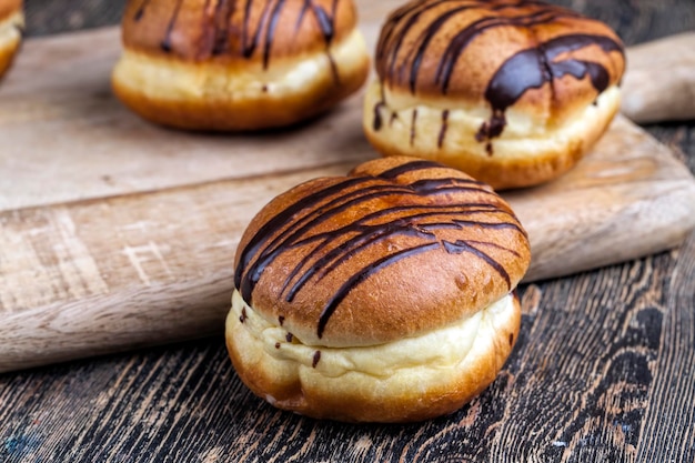 Donut relleno de chocolate y en chocolate