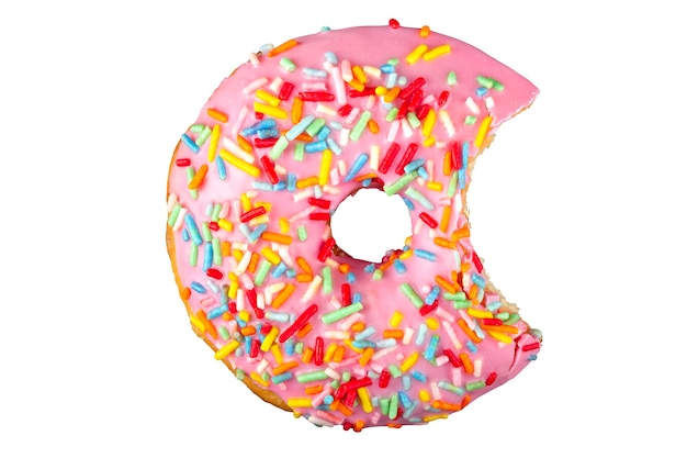 Donut rosa con chispitas de colores aislado sobre fondo blanco.