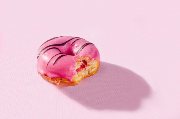 Donut rosa sobre fondo rosa