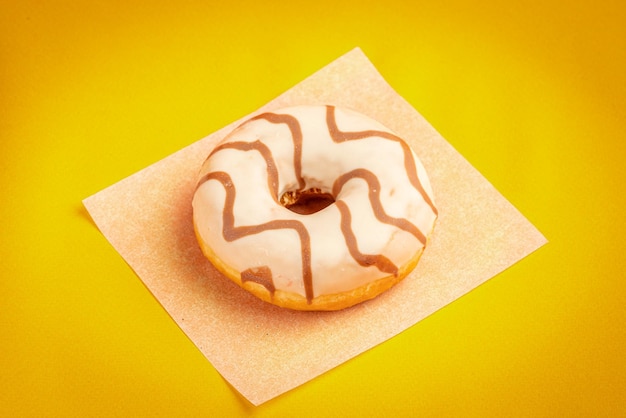 Donut sobre un fondo amarillo