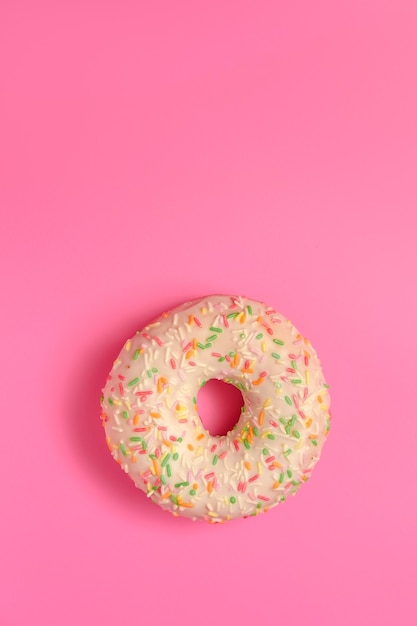 Donut sobre fondo rosa