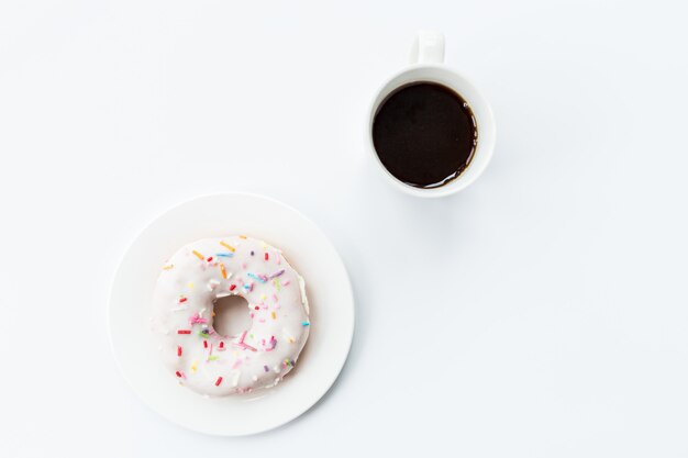 Donut y taza de café en blanco