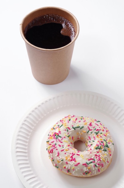 Donut y taza de café para llevar