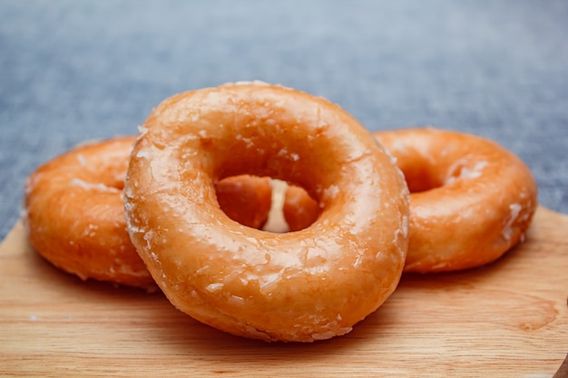 Donut toppint con azúcar en una placa de color blanco.