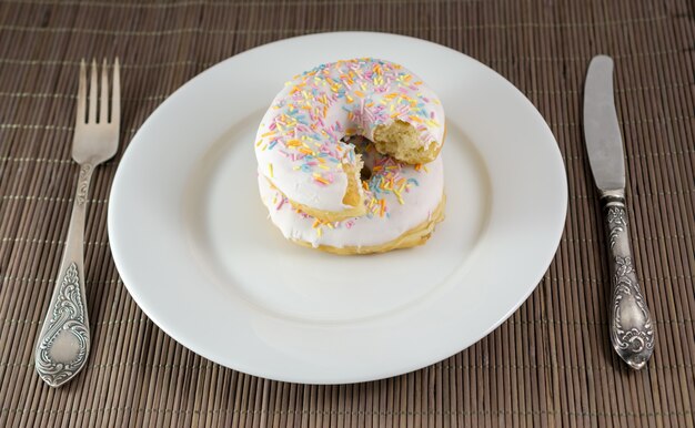 Donut con trozo mordido