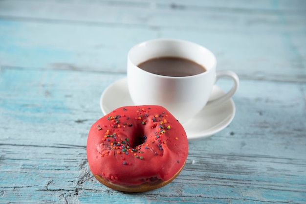 Donut und Kaffee auf dem Tisch