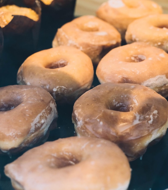 Foto donuts açucarados e outros doces típicos da época de natal