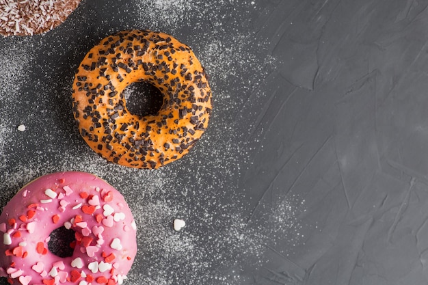 Donuts de anillo cubiertos con glaseado y espolvoreados con azúcar en polvo