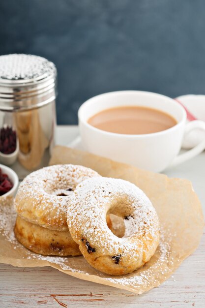 Donuts assados de baunilha com mirtilos secos