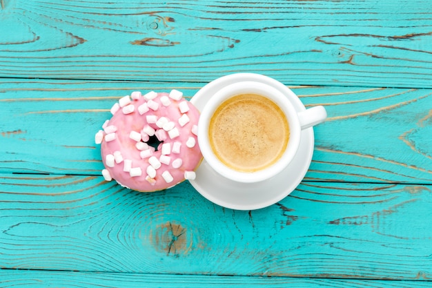 Donuts auf buntem Holztisch