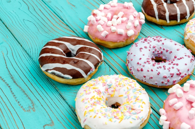 Donuts auf buntem Holztisch