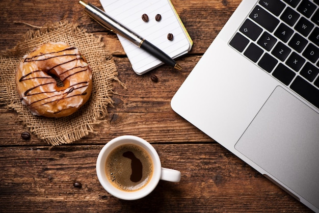 Donuts auf dem Arbeitsschreibtisch