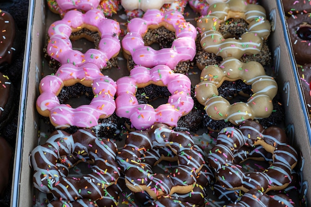 Donuts auf dem Straßenmarkt in Thailand aus nächster Nähe