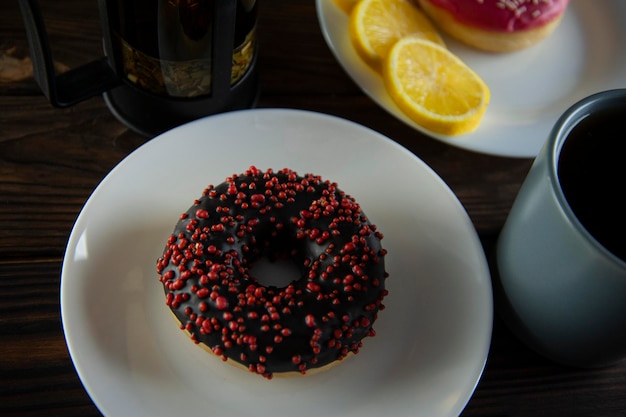 Donuts auf einem weißen Teller mit Tee